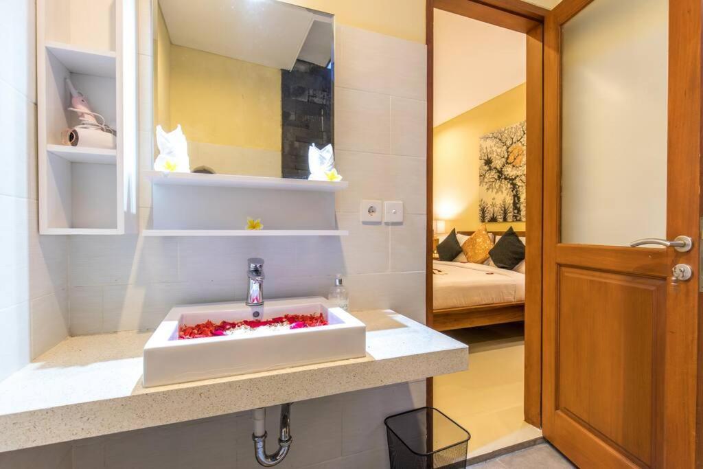 Villa Hitam Putih Legian Bali